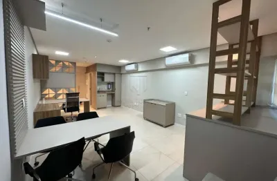 Sala comercial para locação ou venda com 37,00 metros quadrados, mobiliada e andar alto com vista.
