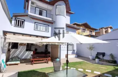 Casa em condomínio fechado com 5 dormitórios sendo 2 suites e uma com hidromassagem.