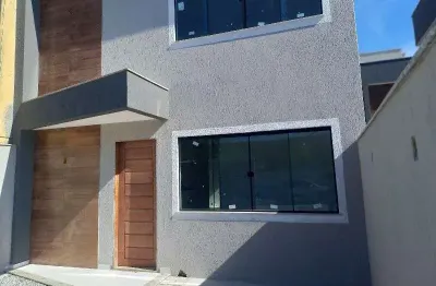 Casa com 3 quartos à venda na rua frei galvão, village rio das ostras, rio das ostras, 105 m2 por r$ 395.000