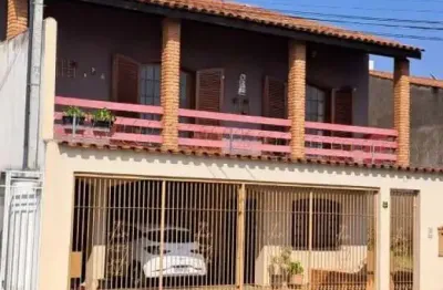 Sobrado com três dormitórios, sendo uma suite, salão de jogos, edícula, bairro nova ipanema