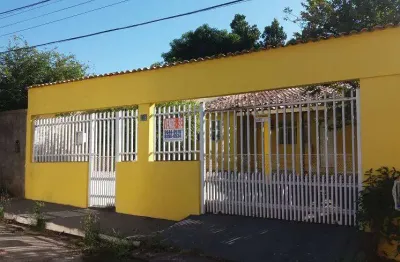 Casa com 3 quartos, sala, cozinha, banheiro social, banheiro de serviço e garagem coberta