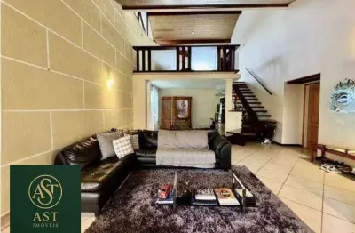 AST IMÓVEIS VENDE casa duplex São Francisco , a 2 quadras da praia com 4 quartos sendo 1 suíte, quintal com piscina