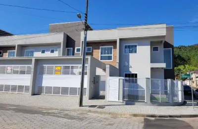 Sobrado geminado com ótimo padrão no bairro amizade