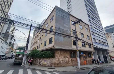 Apartamento amplo e térreo, sem nenhuma escada, com 3 vagas de garagem!