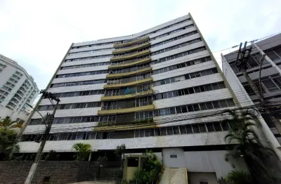 Apartamento com 04 quartos, elevador e garagem no centro.