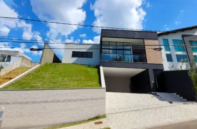 Casa linear com 04 quartos, sendo 02 suítes, 02 vagas de garagem  e quintal no spina ville.