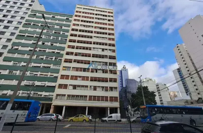 Apartamento de 3 quartos com suíte reformado no centro da cidade