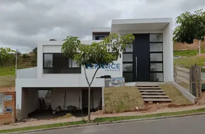 Casa linear com 3 suítes no condomínio estrela alta