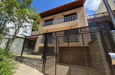 Casa com 04 quartos e 06 vagas de garagem no granbery