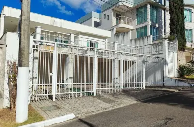 Excelente casa em  um dos melhores e o mais próximo condomínio da cidade!