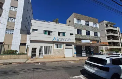 Casa triplex com 5 quartos, 2 suítes, área gourmet e quintal. em local plano e na melhor localização do alto dos passos com tudo próximo!