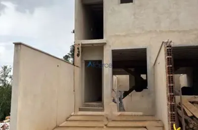 Casa em final de obra no são pedro: conclusão iminente, design moderno com 2 suítes e ampla sala integrada