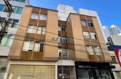 Apartamento com 03 quartos e 01 vaga de garagem no centro.