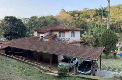 Encantadora granja com 18.500m², casa duplex e área de lazer completa – ônibus na porta!
