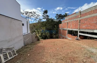 Maravilhoso lote de 554m² com leve declive em condomínio fechado