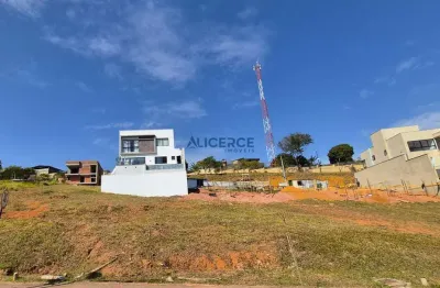 Terreno de esquina, medindo 323,18 m², com pequeno aclive no estrela alta.