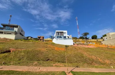 Terreno de esquina, medindo 323,18 m², com pequeno aclive no estrela alta.
