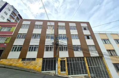 Apartamento com 03 quartos, área externa e garagem no centro.