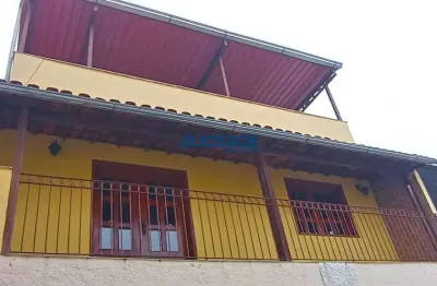 Sobrado com 03 quartos com 03 vagas de garagem no Bairro Fábrica.