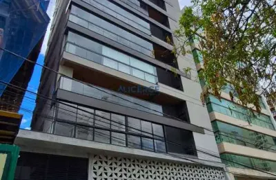 Um luxo: apartamento com 04 suítes e 03 vagas de garagem no centro.