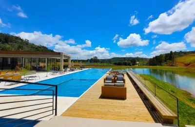 Terreno em aclive, medindo 315,11 m² no Condomínio Estrela do Lago- São Pedro.