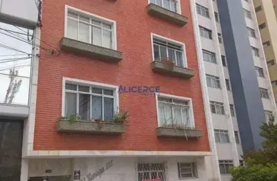 Apartamento com 01 quarto e 01 banheiro para locação no centro.