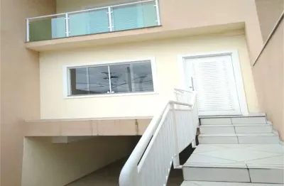 Casa tipo sobrado com 03 dormitórios e 03 suítes no jardim prudência para venda.
