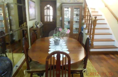 Casa tipo sobrado 03 dormitórios 01 suite 03 banheiros 02 vagas No Bairro do Campo Grande - Venda