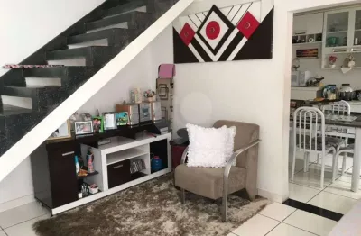 Sobrado maravilhoso com 2 salas separadas, cozinha, lavabo, quarto de empregada com banheiro