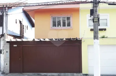 Casa tipo sobrado com 03 dormitórios e 01 suíte na vila santa catarina