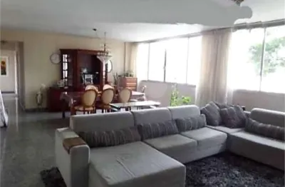 Apartamento próximo ao Metro com 03 dormitórios e 01 Suíte, 2 vagas  á venda na Vila Mariana!