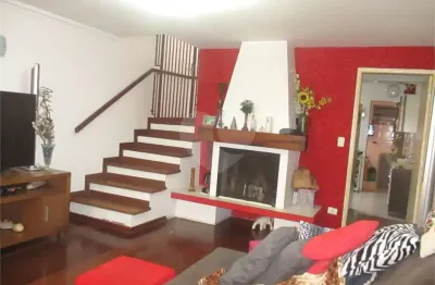 Sobrado com 3 dormitórios, sendo 1 suíte na parte superior mais 1 suíte na parte de baixo, 2 vagas