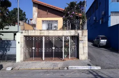 Casa excelente localização com 2 dormitórios com guarda roupas e duas vaga de garagem