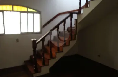 Sobrado , com 220 m², 3 dormitórios, sendo uma suíte com sacada, living amplo para 2 ambientes