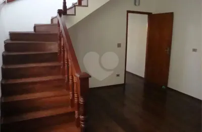 Sobrado , com 220 m², 3 dormitórios, sendo uma suíte com sacada, living amplo para 2 ambientes