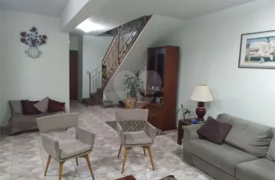 Casa com 04 Dorm 01 Suíte 04 Vagas na Vila Santa Catarina para Venda.