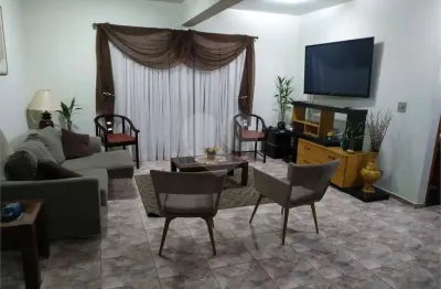 Casa com 04 Dorm 01 Suíte 04 Vagas na Vila Santa Catarina para Venda.