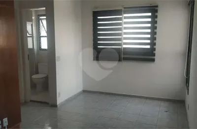 Apartamento com 27m² para locação, sala, coz., banh. e vaga de garagem, reformado, na bela vista
