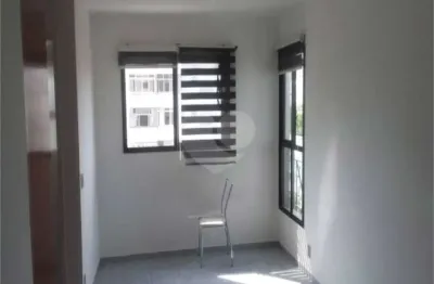 Apartamento com 27m² para locação, sala, coz., banh. e vaga de garagem, reformado, na bela vista
