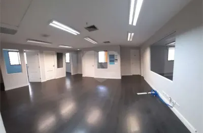 Conjunto comercial 300 m² com 07 salas - 12 banheiros - 07 vagas na saúde - locação