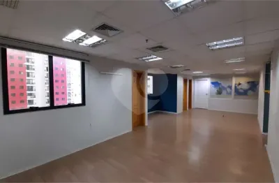 Conjunto comercial 300 m² com 07 salas - 12 banheiros - 07 vagas na saúde - locação