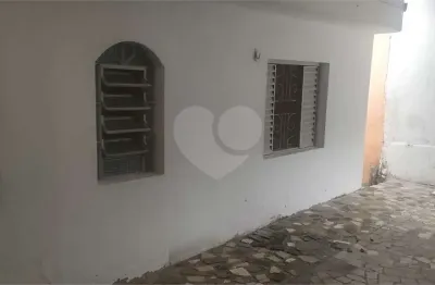 Casa térrea com 80m² para locação, 1 dormitório, vaga para 2 carros, no bairro vl santa catarina