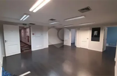 Conjunto comercial 300 m² com 07 salas - 12 banheiros - 07 vagas na saúde - locação