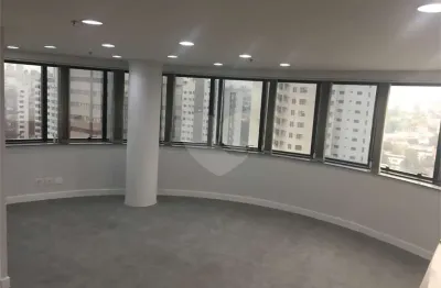 2 banheiros - copa - garagem. sala toda reformada, banheiros com porcelanato,