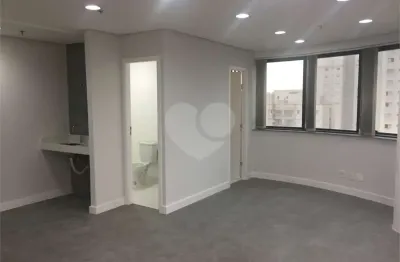 2 banheiros - copa - garagem. Sala toda reformada, banheiros com porcelanato,