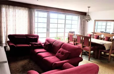 Amplo apto, com vista e iluminação natural.living para dois ambientes, três dormitórios.