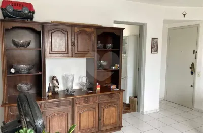 Apartamento de 2 dormitórios em excelente localização. Venha fazer uma visita.
