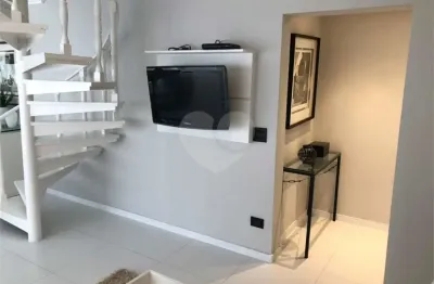 Linda cobertura totalmente reformada, sendo 264m2 de área útil com 3 dormitórios, sendo 1 suíte, e 2 vagas de garagem!