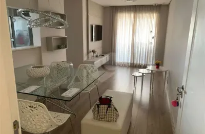 Apartamento com 2 dormitórios, 1 suíte, 1 vaga de garagem e totalmente mobiliado.