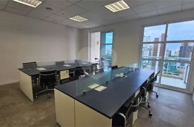 Sala comercial com 67 m² de área útil, banheiro privativo, ar condicionado e 2 vagas de garagem,
